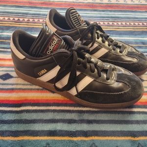 Mens size 7 Adidas Samba shoes